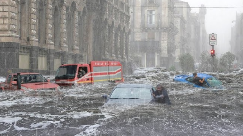 Sicilia përmbytet nga reshjet e shiut - pamje që tregojnë shkatërrimin në shkallë të madhe nga stuhia