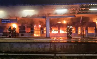 Një zjarr i madh shkatërroi një tren pasagjerësh në Berlin – mediat sjellin detaje dhe pamje