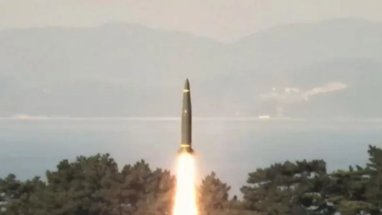 Koreja e Jugut i përgjigjet provokimeve të Veriut me stërvitje raketore