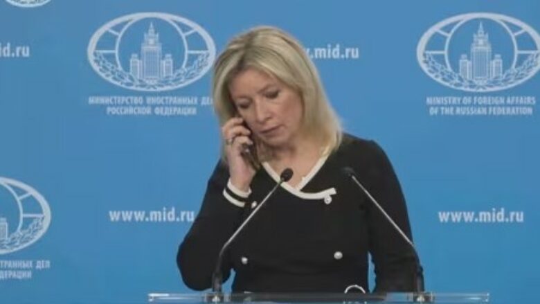 Zëdhënëses së ministrisë së Jashtme ruse i cingëron telefoni në konferencë, dikush e urdhëron të mos flasë për sulmin me raketë ndërkontinentale në Ukrainë