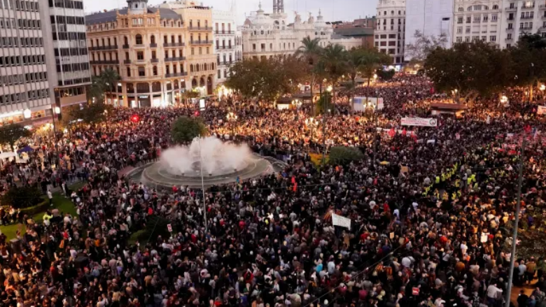 “Ju na vratë”: Mijëra qytetarë protestojnë në Valencia kundër reagimit të autoriteteve ndaj përmbytjeve vdekjeprurëse