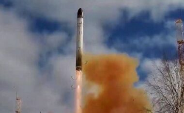 NATO thotë se raketa eksperimentale balistike ruse nuk do ta lëkund mbështetjen e aleancës për Ukrainën