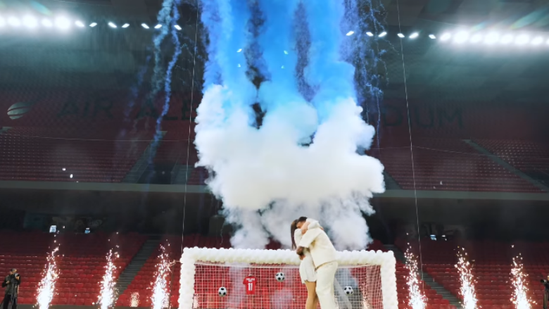 Myrto Uzuni baba për herë të parë, zbulon gjininë e fëmijës në mënyrë të veçantë në stadiumin ‘Air Albania’