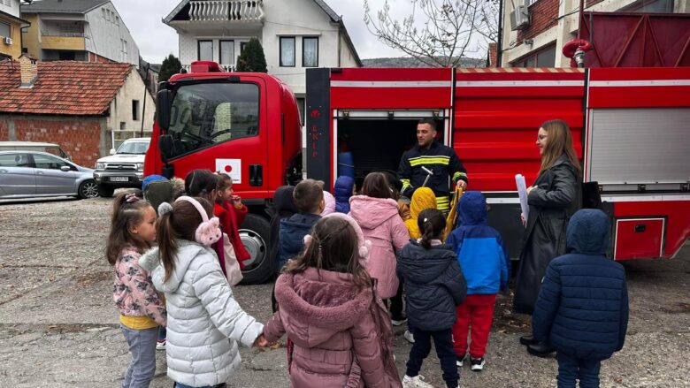 Nxënësit e Komunës së Rahovecit vizitojnë Stacionin e Zjarrfikësve