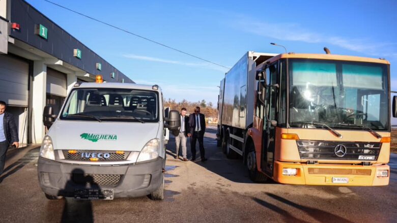 Kompanisë “Higjena” në Deçan i shtohen mjete të reja për menaxhimin e mbeturinave