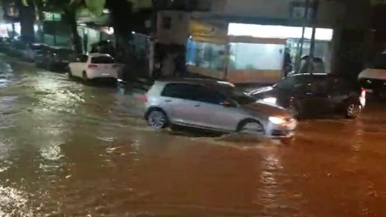 Moti i keq përfshinë Shqipërinë, policia apel për kujdes