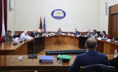 Debate të forta në komisionin hetimor për sterilizimin, Beqaj përplaset me Vokshin