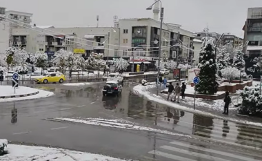 Reshjet e borës zbardhin qytetin e Gjilanit, rrugët mbeten të kalueshme