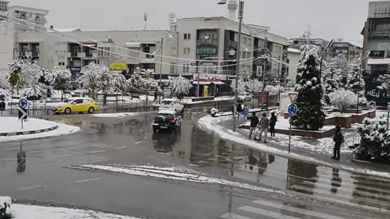 Reshjet e borës zbardhin qytetin e Gjilanit, rrugët mbeten të kalueshme