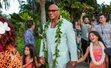 Dwayne Johnson mbajti duart e vajzave në premierën e filmit, gruaja e tij mbeti në sfond