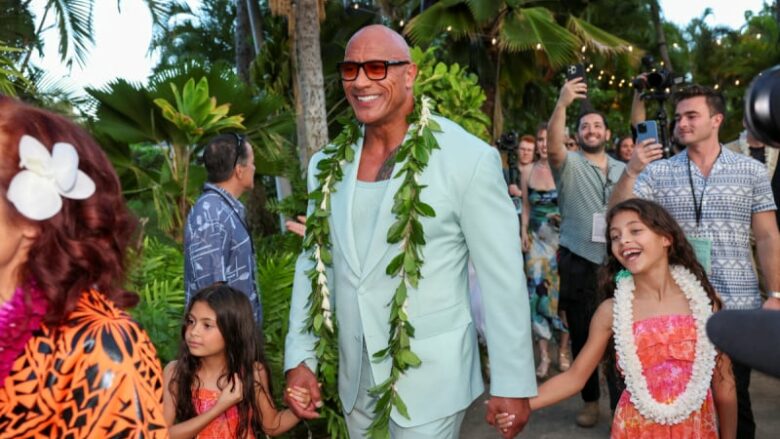 Dwayne Johnson mbajti duart e vajzave në premierën e filmit, gruaja e tij mbeti në sfond