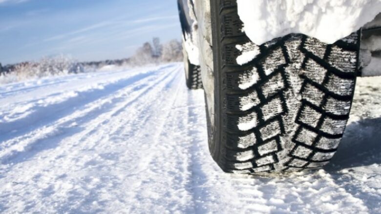 Nga sot shoferët duhet t’i vendosin pajisjet dimërore në veturat e tyre