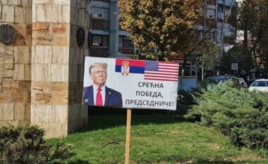 “Urime fitorja President”, serbët e veriut të Mitrovicës vendosin një pankartë me fotografinë e Donald Trumpit në qendër të qytetit