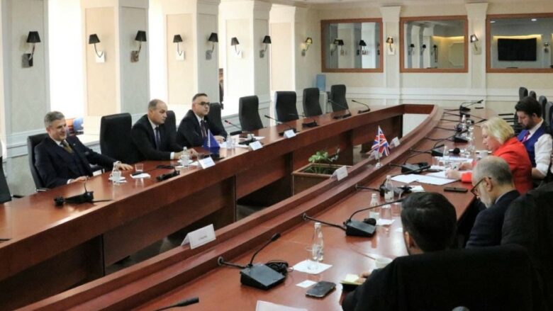 Hoxhaj pret një delegacion nga Mbretëria e Bashkuar, flasin për prioritet e Kosovës në anëtarësimet në organizata ndërkombëtare