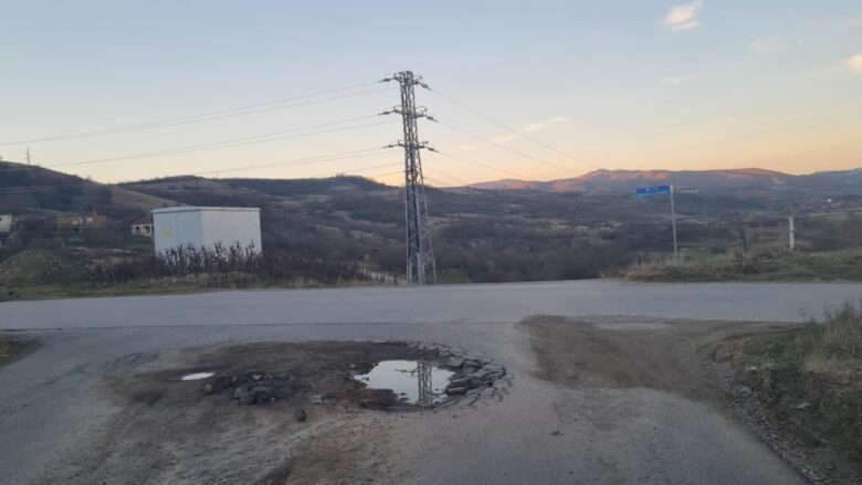 “Gropë e rrezikshme” – qytetari ankohet për dëmtime të mëdha në rrugë në fshatin Dajkoc të Kamenicës