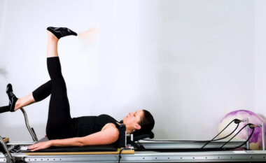 Reformer Pilates është stërvitja e preferuar e të famshmëve për formësimin e trupit