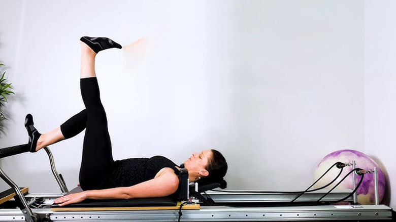 Reformer Pilates është stërvitja e preferuar e të famshmëve për formësimin e trupit