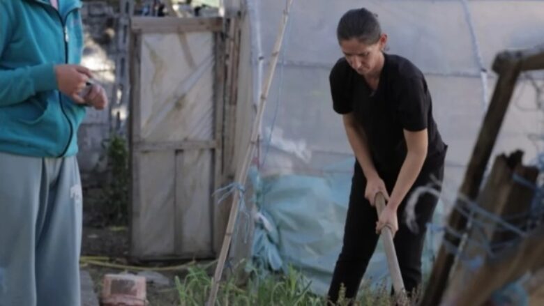 Dy tragjedi në familje, rrëfimi prekës i Ergeta Debrovës: Nuk kam mundësi të kuroj vajzën