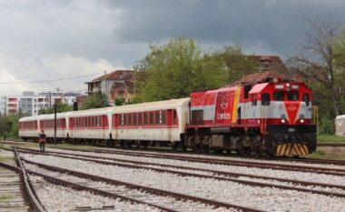 Incidenti i tretë brenda një muaji, trenit Prishtinë-Pejë i thyhet xhami nga gurët