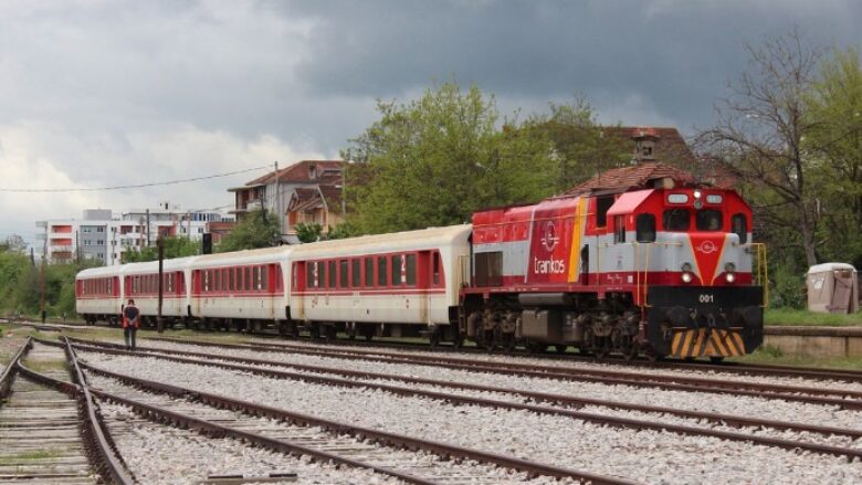 Incidenti i tretë brenda një muaji, trenit Prishtinë-Pejë i thyhet xhami nga gurët