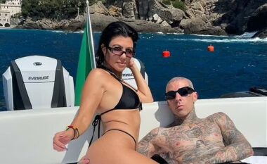 Kourtney Kardashian pozon në bikini, teksa uron Travis Barker për ditëlindjen e 49-të