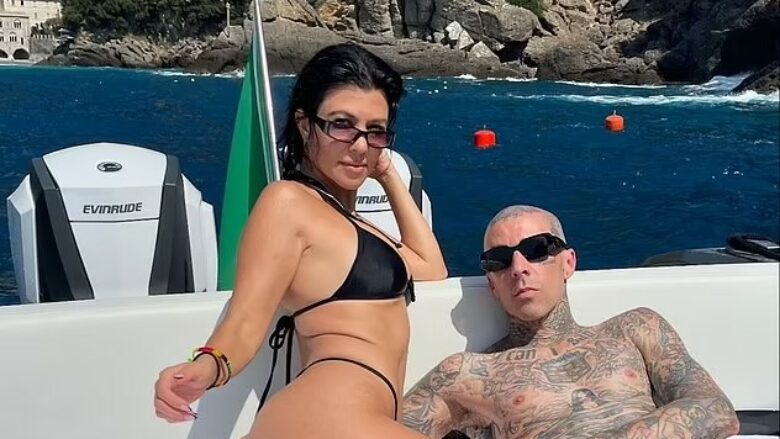 Kourtney Kardashian pozon në bikini, teksa uron Travis Barker për ditëlindjen e 49-të