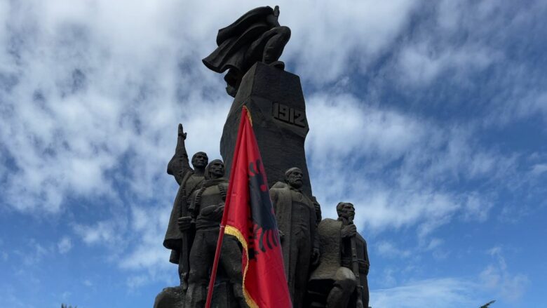 Flamuri bashkon shqiptarët, qytetarët e Kosovës rezervojnë në Shqipëri për festat e nëntorit