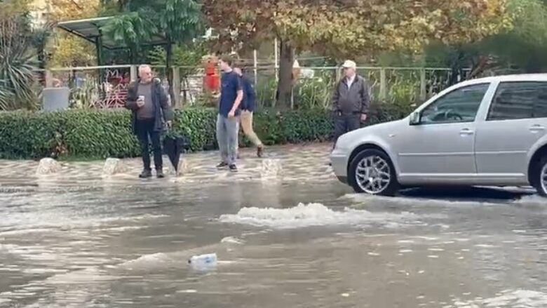 Reshjet e shiut shkaktojnë përsëri përmbytje në Vlorë