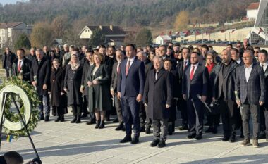 28 Nëntori, Konjufca dhe Bislimi me ministra e deputetë bëjnë homazhe në Prekaz