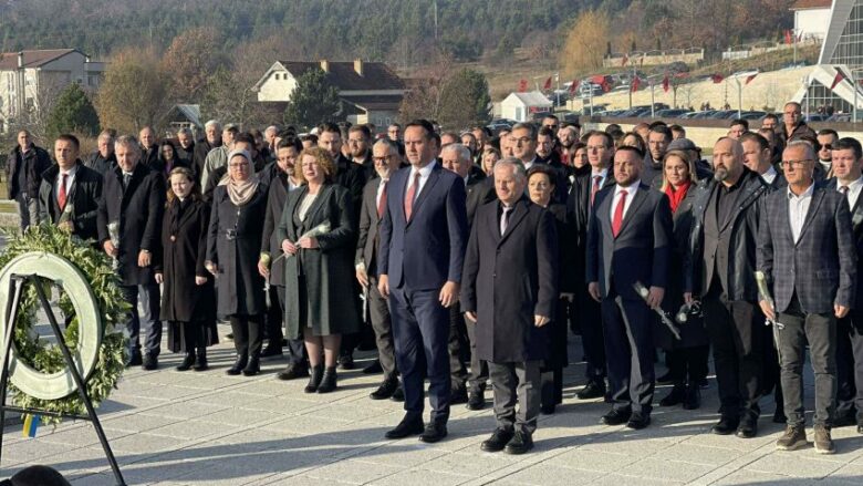 28 Nëntori, Konjufca dhe Bislimi me ministra e deputetë bëjnë homazhe në Prekaz