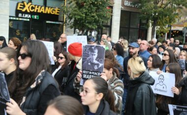 Marshim dhe protestë para Ministrisë së Arsimit për vrasjen e 14-vjeçarit në Tiranë, kërkohet dorëheqja e Manastirliut dhe siguri në shkolla