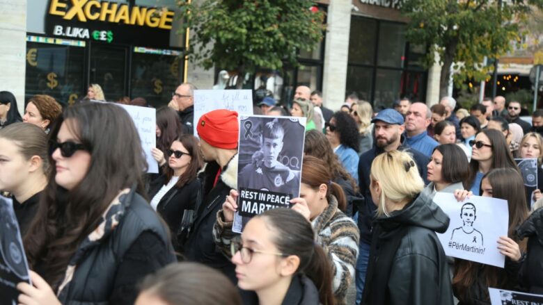 Marshim dhe protestë para Ministrisë së Arsimit për vrasjen e 14-vjeçarit në Tiranë, kërkohet dorëheqja e Manastirliut dhe siguri në shkolla