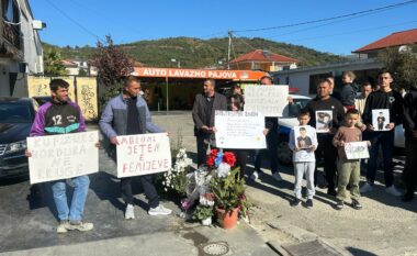 10-vjeçari u përplas për vdekje nga makina në anë të rrugës, banorët protestojnë në Peqin