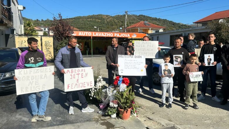 10-vjeçari u përplas për vdekje nga makina në anë të rrugës, banorët protestojnë në Peqin