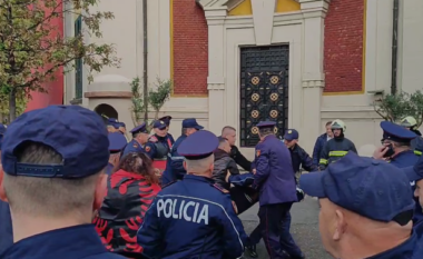 Policit i bie të fikët gjatë protestës së opozitës para Bashkisë së Tiranës