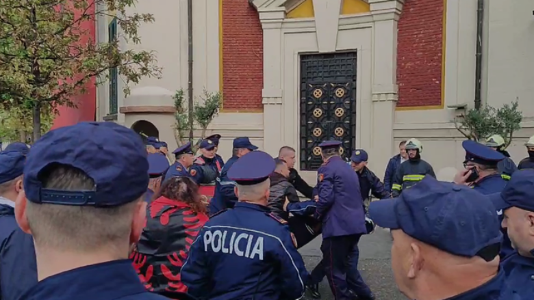 Policit i bie të fikët gjatë protestës së opozitës para Bashkisë së Tiranës