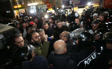 Protesta e opozitës në Tiranë, mbi 50 të shoqëruar, procedohen deputetët organizatorë