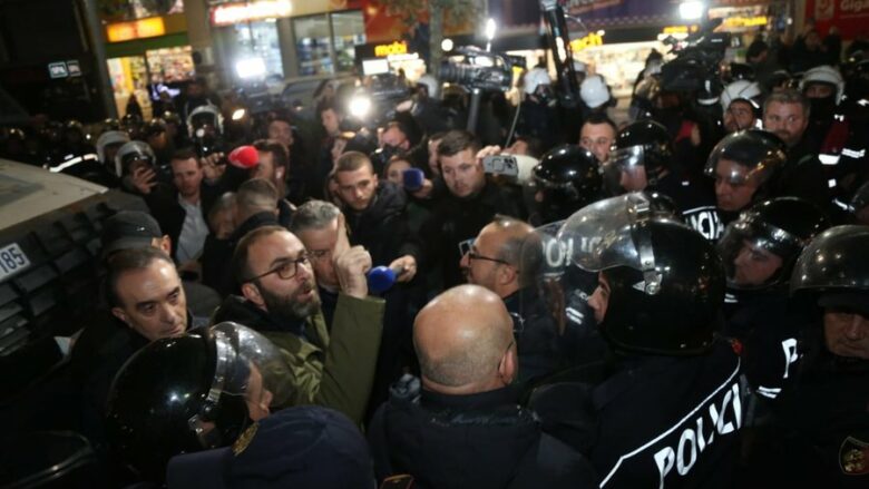 Protesta e opozitës në Tiranë, mbi 50 të shoqëruar, procedohen deputetët organizatorë