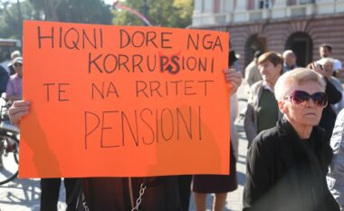 Pensionistët protestë para Kryeministrisë në Tiranë, kërkojnë rritje të pensioneve