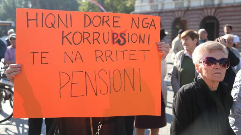 Pensionistët protestë para Kryeministrisë në Tiranë, kërkojnë rritje të pensioneve