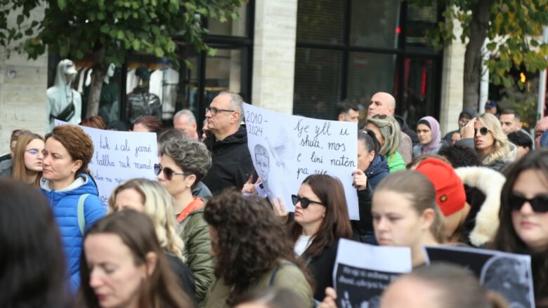 “Ishte i mbushur me ëndrra dhe jetë, ia morën të dyja!” Nëna e Martinit prek me mesazhin e saj në protestë