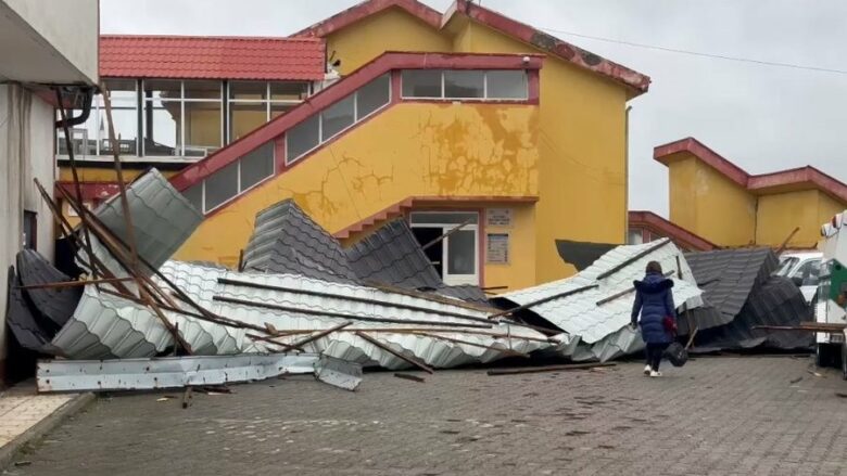 Era e fortë shkul çatinë e spitalit të Pukës, në Fushë Arrëz dëmtohen disa pallate