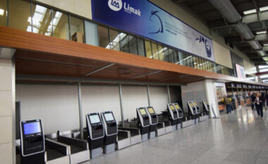 Aeroporti i Prishtinës lehtëson fluturimet, lanson “Self Check-in” dhe “Self Bag Drops” për udhëtarët