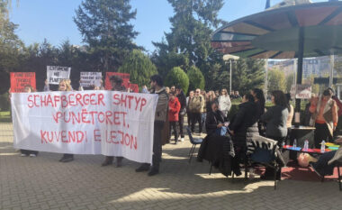 ​Protestohet në mbështetje të punëtoreve teknike të Kuvendit