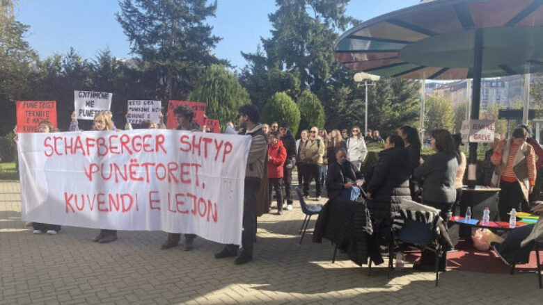 ​Protestohet në mbështetje të punëtoreve teknike të Kuvendit