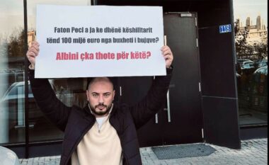 Aktivisti i AAK-së me pankartë para Ministrisë së Bujqësisë: Albini, çka thotë për këtë skandal?