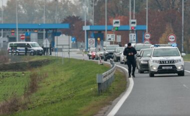 Rast i çuditshëm në kufirin kroat, shoferi austriak kishte ulur gruan e vdekur në ulësen e përparme të pasagjerit