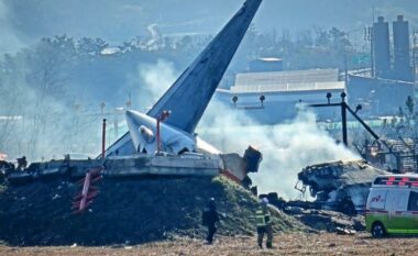 Vetëm dy anëtarë të ekuipazhit i mbijetojnë rrëzimit të aeroplanit në Korenë e Jugut, gjendeshin në ‘bisht’ të fluturakes