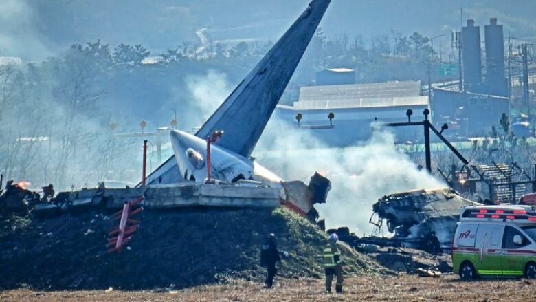 Vetëm dy anëtarë të ekuipazhit i mbijetojnë rrëzimit të aeroplanit në Korenë e Jugut, gjendeshin në ‘bisht’ të fluturakes