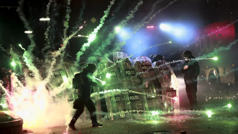 Dhjetëra njerëz përfunduan në spital pas natës së tretë të protestave të dhunshme në Gjeorgji